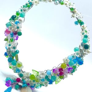 Collana tempestata di fiori e cristalli colorati