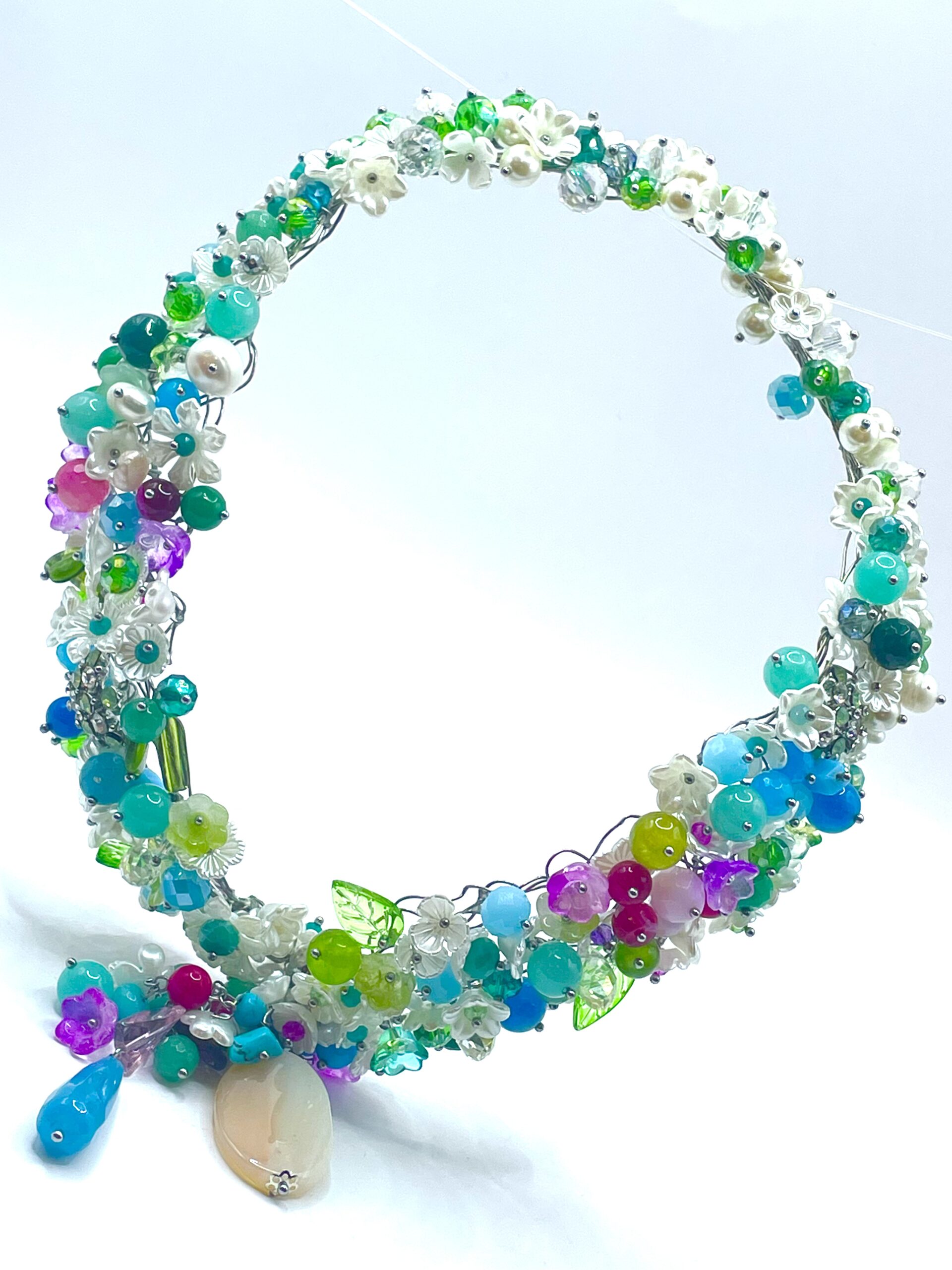 Collana tempestata di fiori e cristalli colorati
