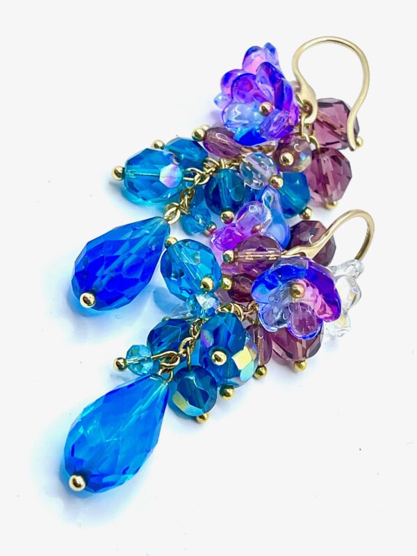 Orecchino pendente fiori e goccia in cristallo - immagine 2