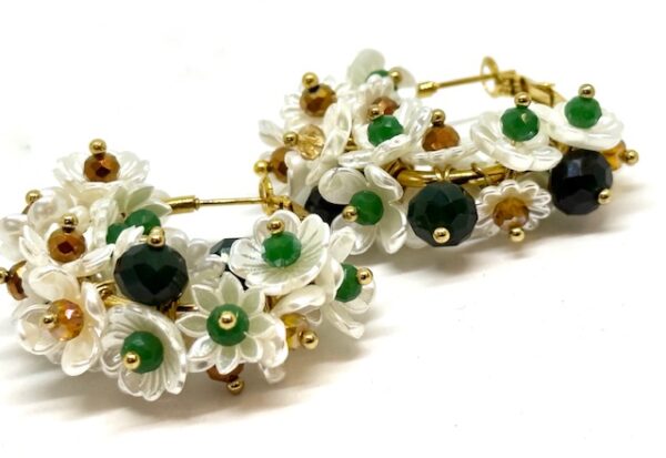 Orechino base anello in acciaio, tempestato da moltioddimi fiori madreperlati