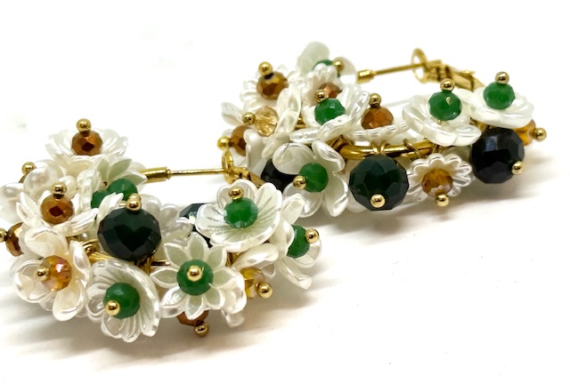Orechino base anello in acciaio, tempestato da moltioddimi fiori madreperlati