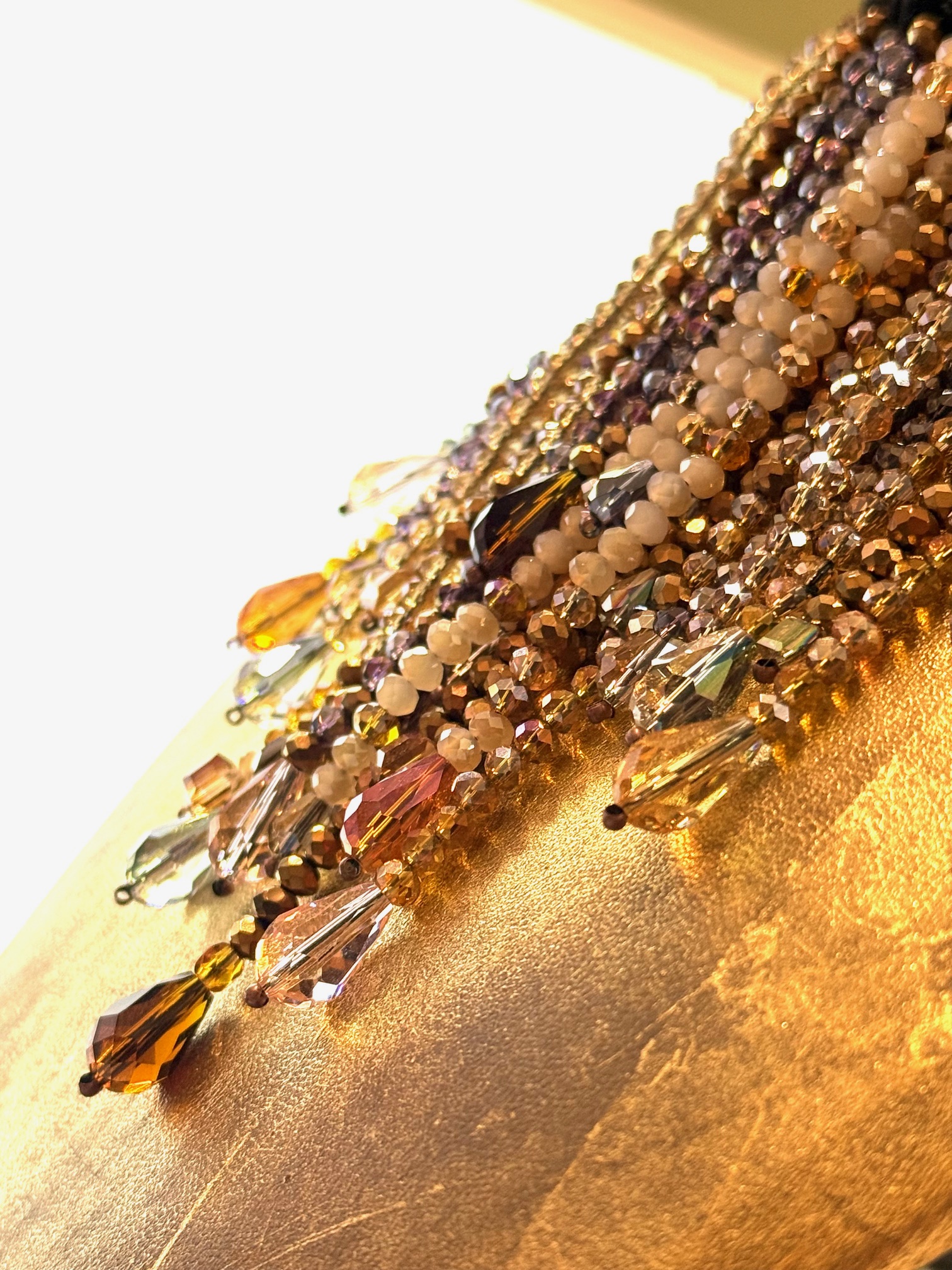 Collana girogollo pendendi in cristallo e gocce. - immagine 2