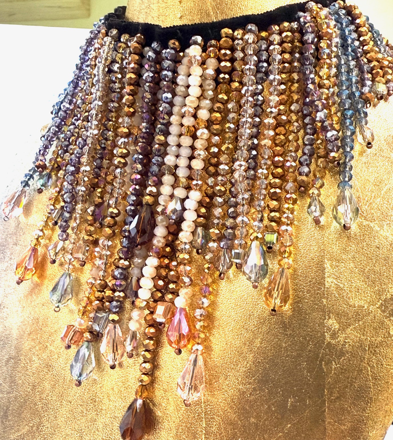 Collana girogollo pendendi in cristallo e gocce. - immagine 3