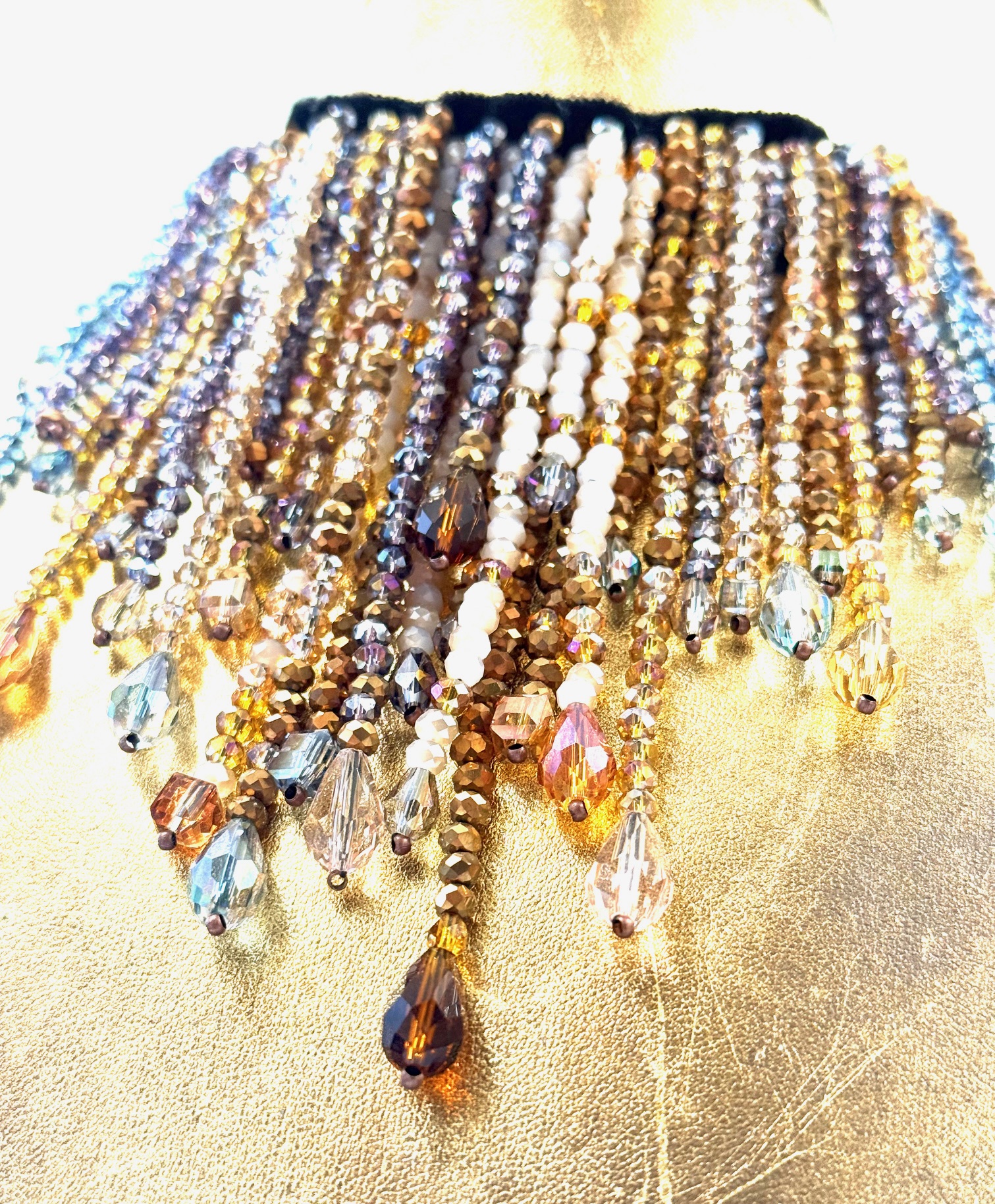 Collana girogollo pendendi in cristallo e gocce.