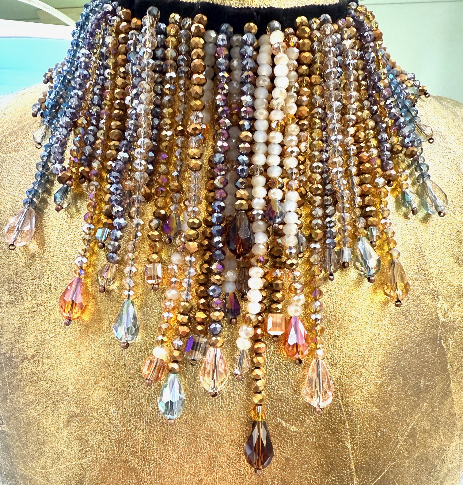 Collana girogollo pendendi in cristallo e gocce. - immagine 5