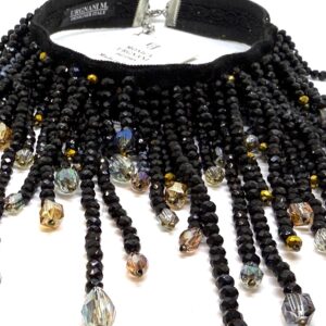 Collana da cerimonia con pendenti cristallo neri e gocce.