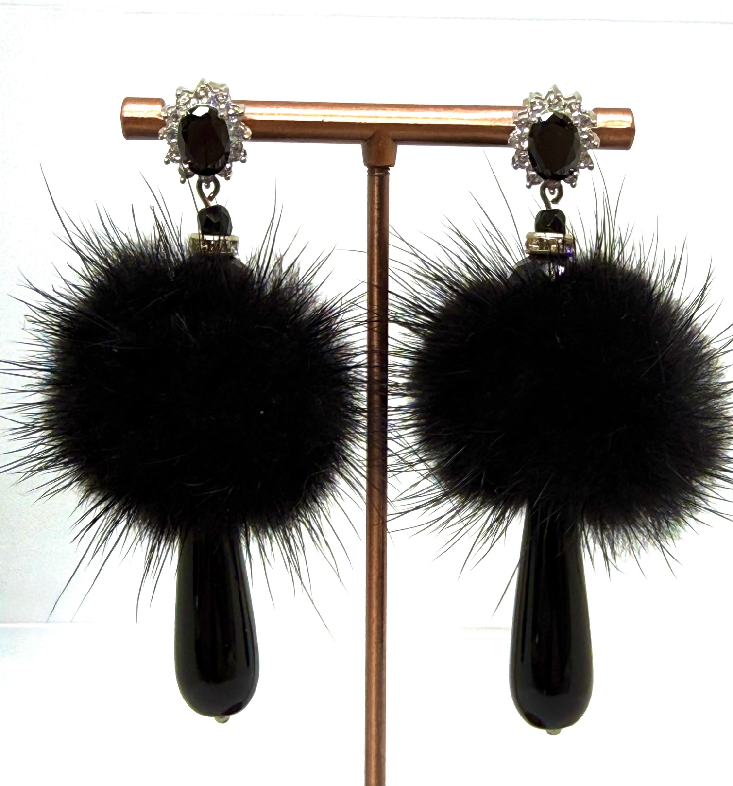 Orecchino pendente con Visone eco-friendly e pietre dure.