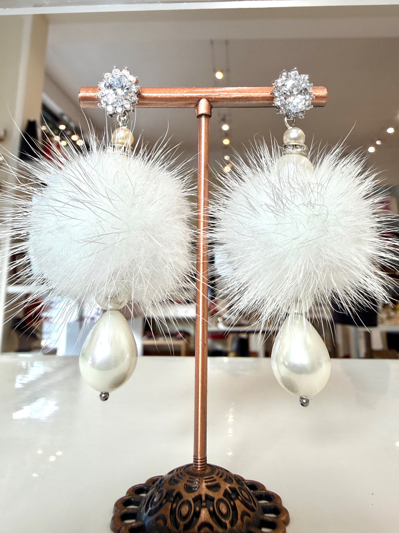 Orecchino pendente visone eco-friendly, goccia madreperla