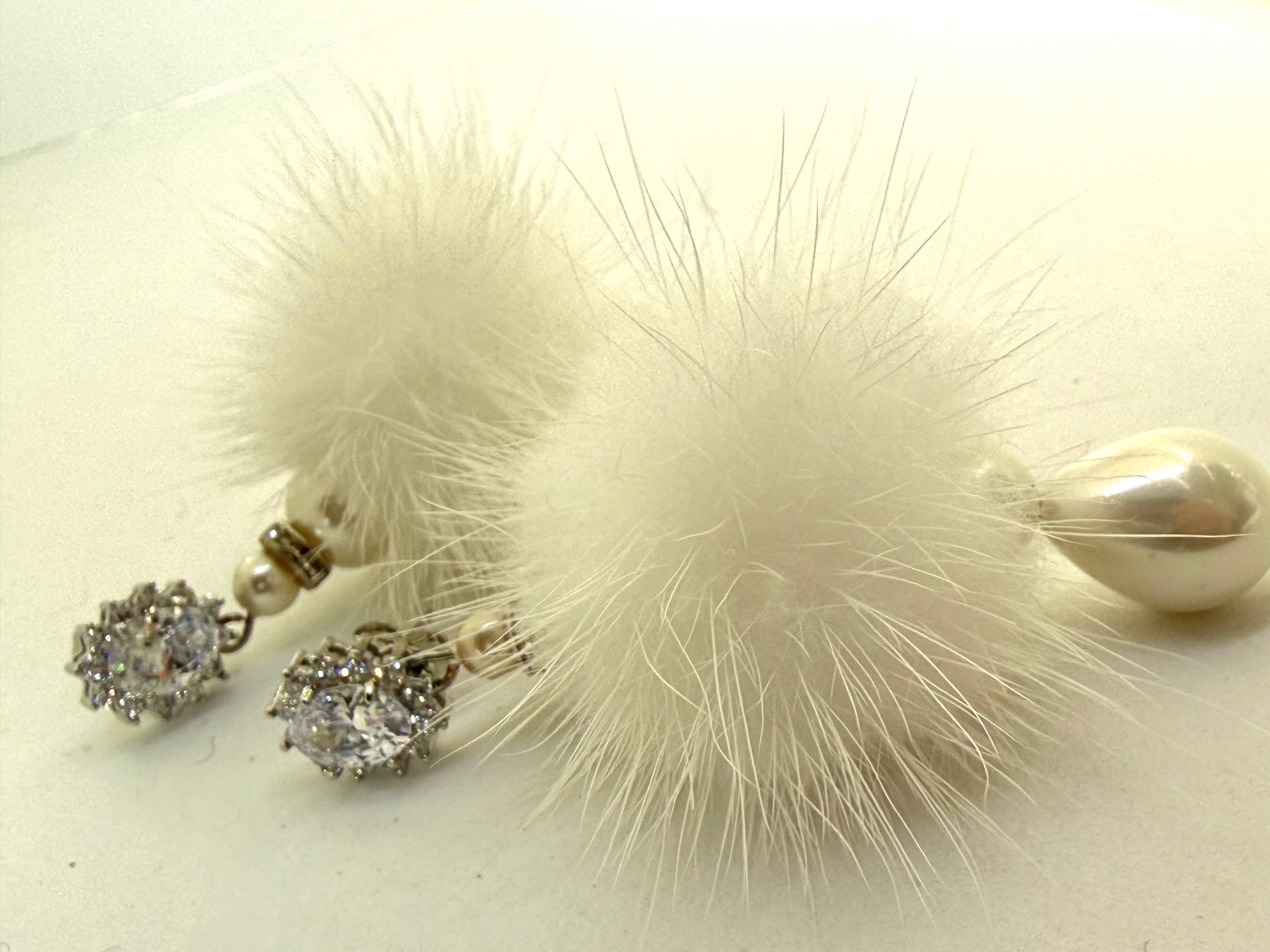 Orecchino pendente visone eco-friendly, goccia madreperla - immagine 3