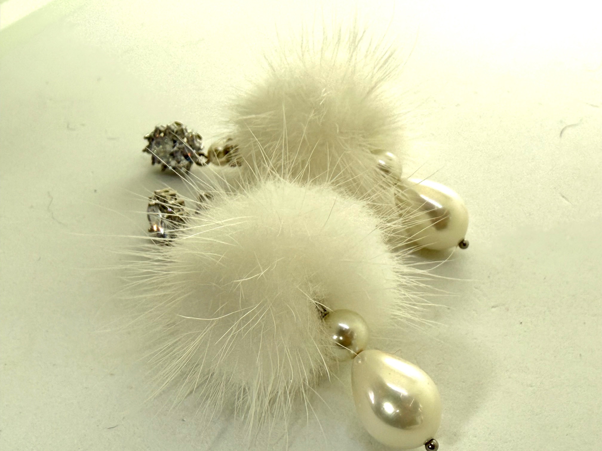 Orecchino pendente visone eco-friendly, goccia madreperla - immagine 2