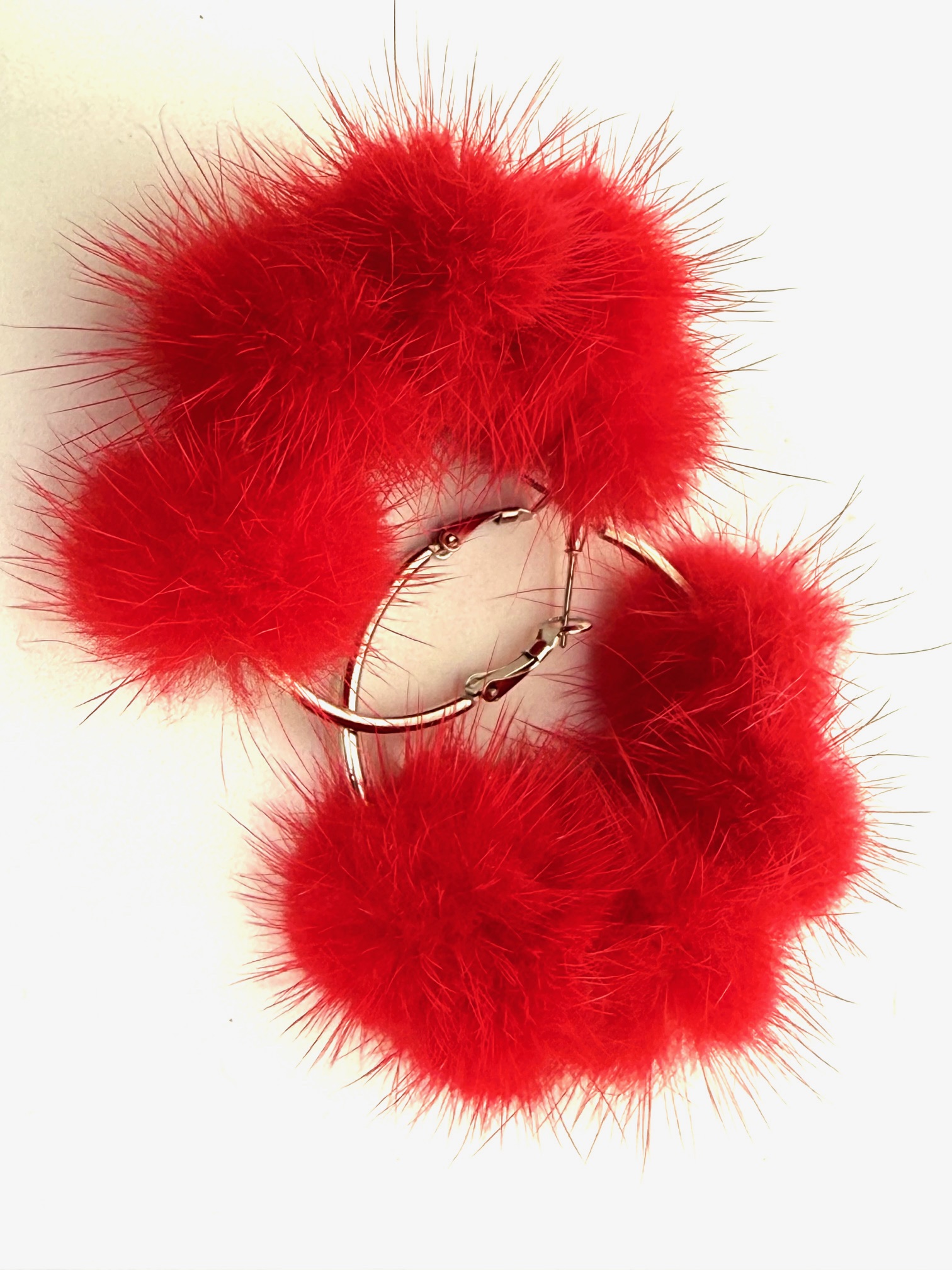 Orecchino anello in acciaio e Visone eco-friendly rosso. - immagine 3