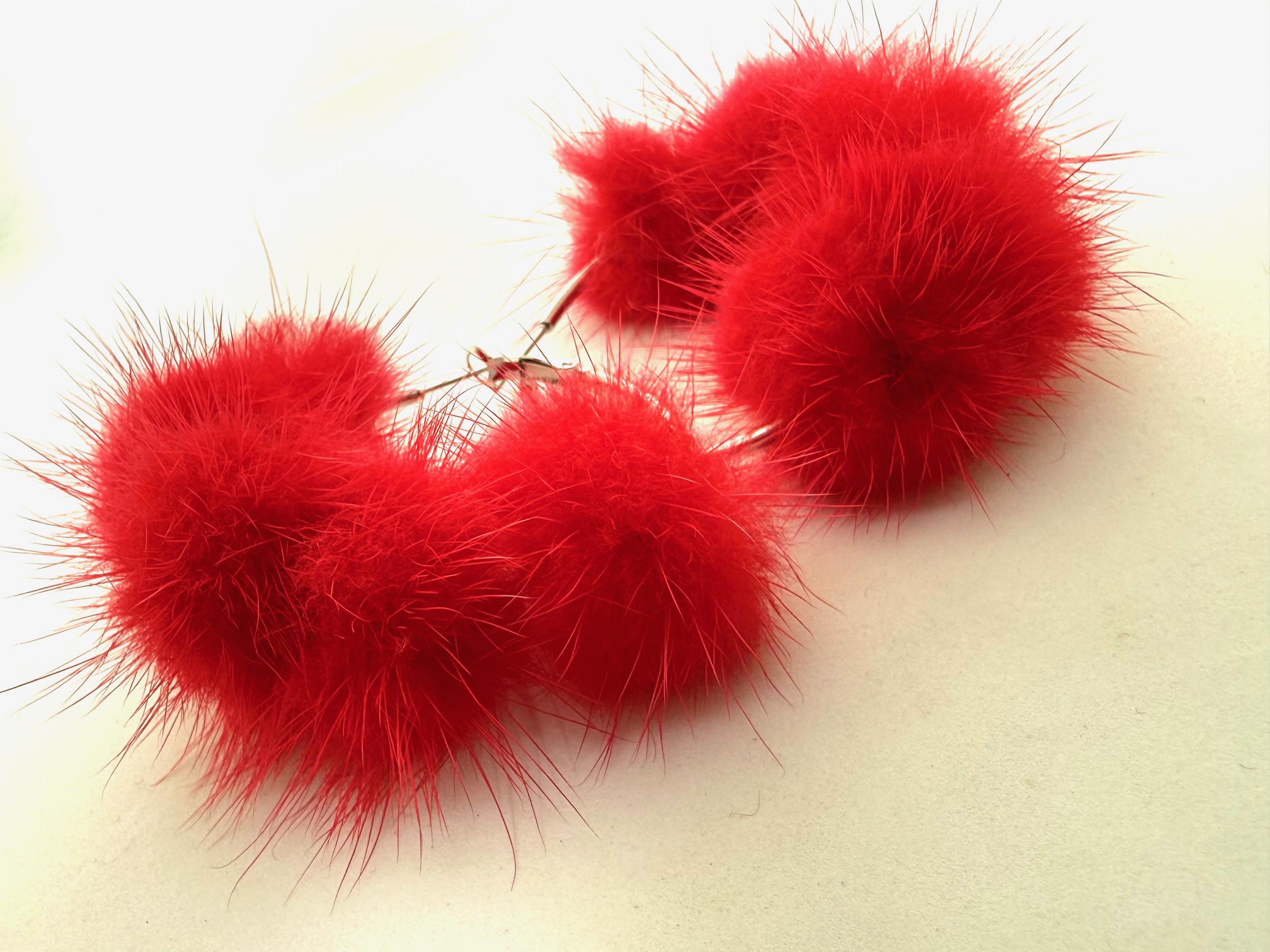 Orecchino anello in acciaio e Visone eco-friendly rosso. - immagine 2