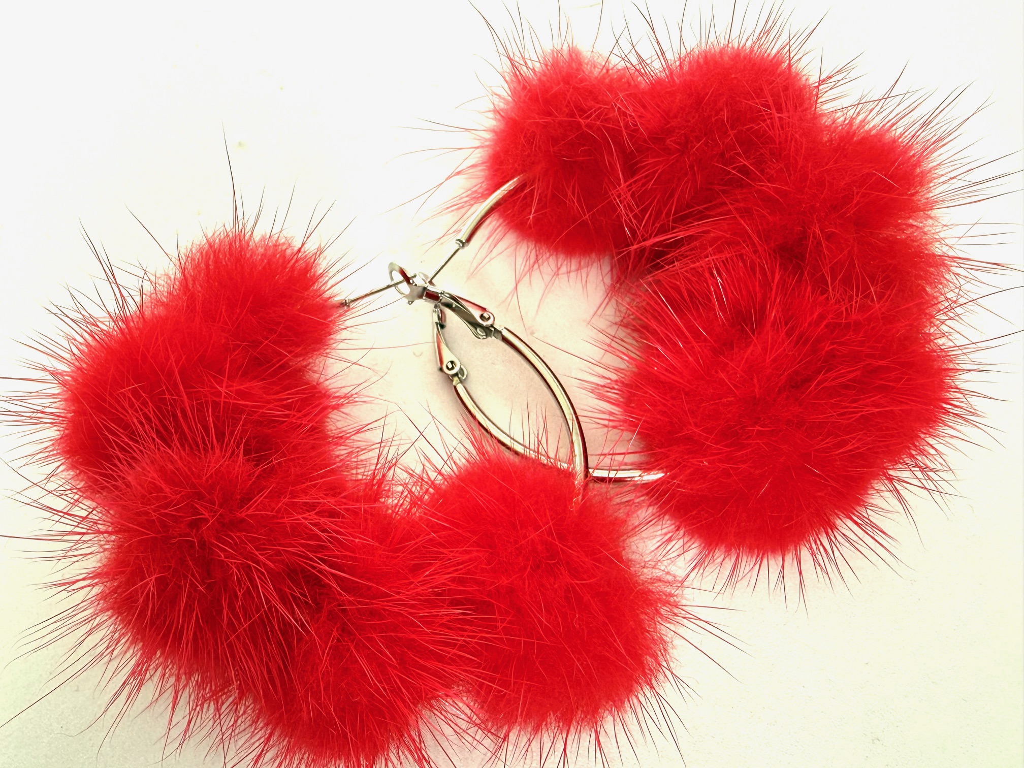 Orecchino anello in acciaio e Visone eco-friendly rosso.