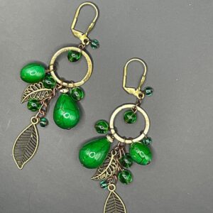 Orecchini retrò pendenti verdi.