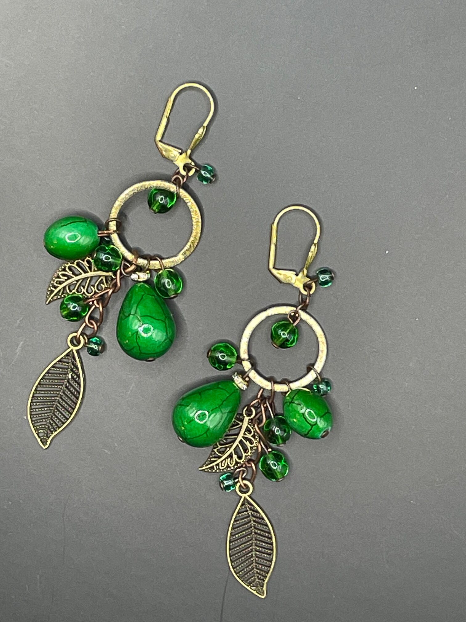 Orecchini retrò pendenti verdi.