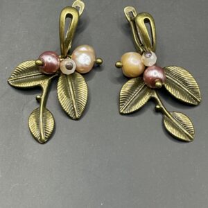 Orecchino retrò foglie e perla di fiume