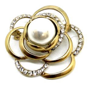 Spilla retrò, fiore con perla e strass.