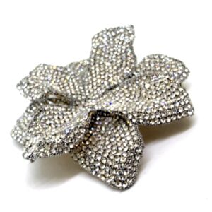Spilla fiore perle e strass Spilla fiore tempestato di  strass.