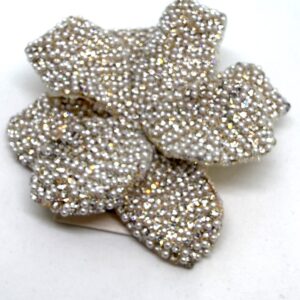 Spilla fiore perle e strass Spilla fiore tempestato di perline e strass.