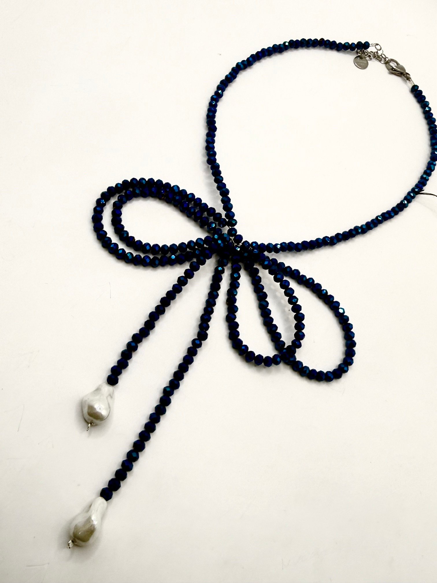 Collana girocollo doppio fiocco, cristallo blu e gocce madreperla - immagine 3