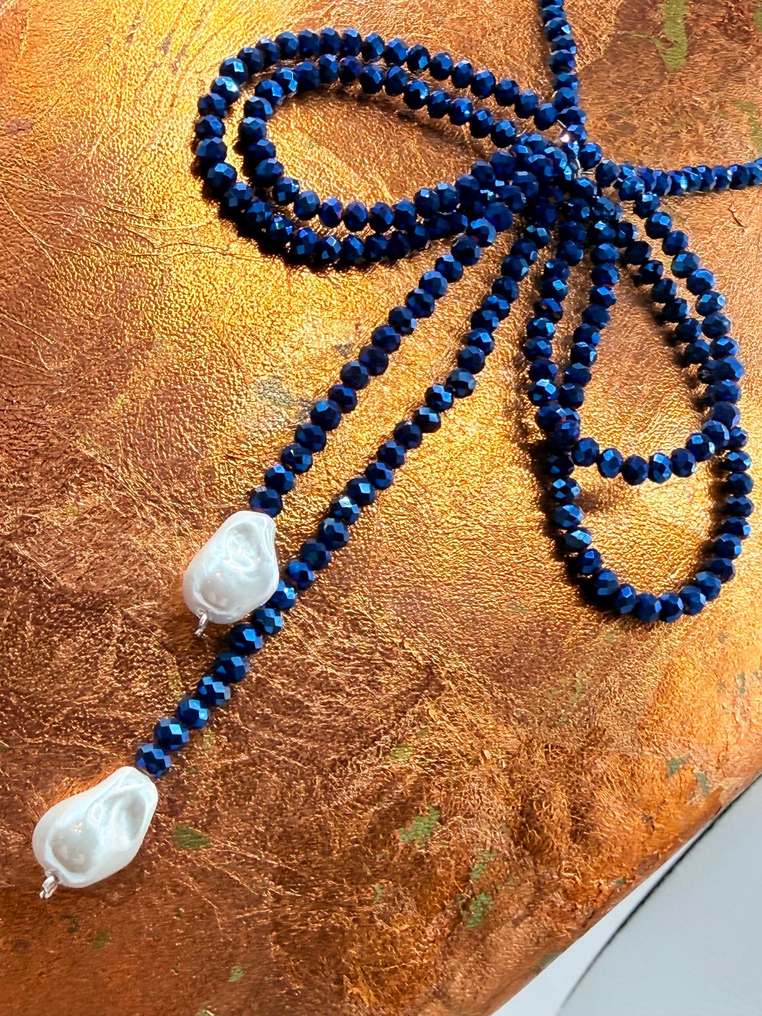 Collana girocollo doppio fiocco, cristallo blu e gocce madreperla - immagine 2