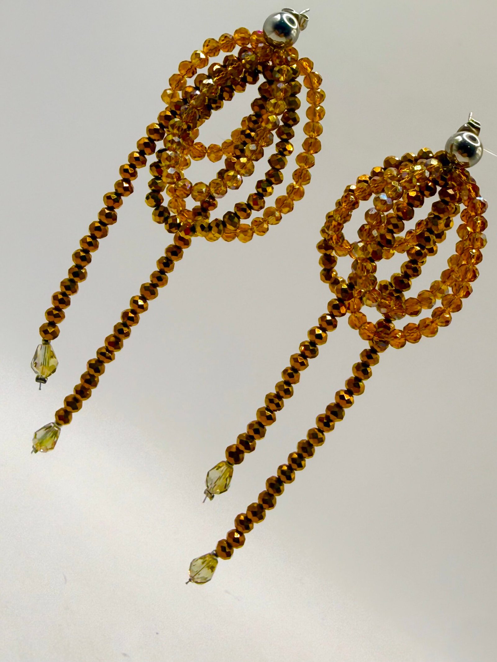Orecchini in cristallo topazio, design italiano, cerchi in cristallo legati a cappio.
